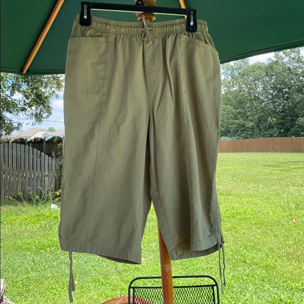 Olive khaki cropped Capri pants